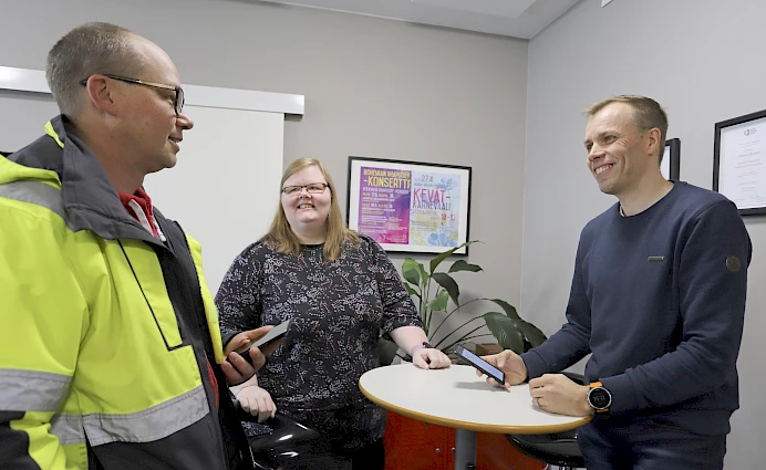 Riikka Koivisto (kesk.) ja Timo Lamminen (oik.) kuuntelevat tarkalla korvalla, millaisia digitarpeita Kalle Jartulla (vas.) on.